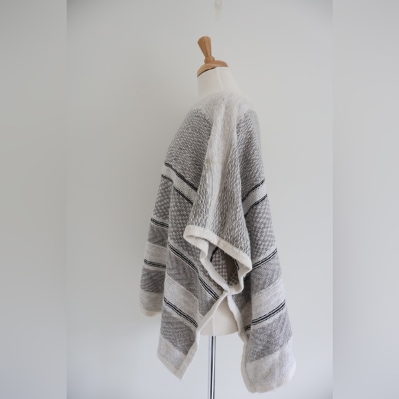 LOFT Cotton/Wool Gray and Off-White Cape Medium/Large (M/L) - Picture 4 of 7